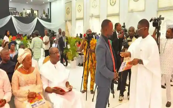 Drama as DSS blocks Shaibu from greeting Obaseki in Church