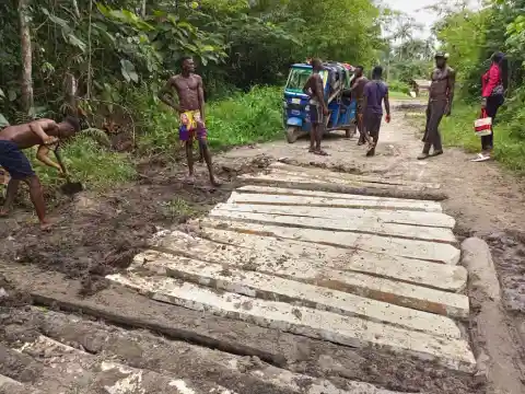 The road under maintenance by the inhabitants