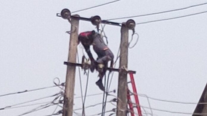 Picture of an electrocuted man on a pole